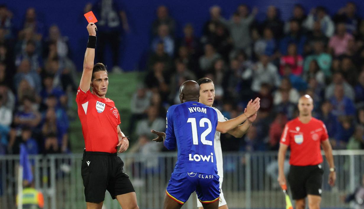 Pada laga kali ini dua pemain Getafe Allan Nyom dan Alex Sancris harus menelan pil pahit lantaran diusir wasit. (AFP/Thomas Coex)