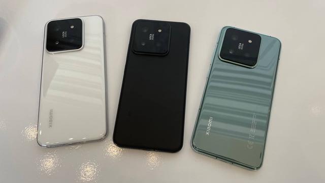 Xiaomi 14, HP Flagship Xiaomi terbaru yang hadir dalam tiga opsi warna yakni White, Black, dan Jade Green.