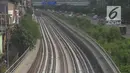 Pekerja menyelesaikan Rel Light Rail Transit (LRT) di Jakarta, Selasa (26/2). Light Rail Transit (LRT) Jabobek trase Cawang–Cibubur bakal diujicoba pada pertengahan tahun ini. (Liputan6.com/Herman Zakharia)