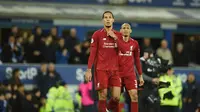 Ekspresi Van Dijk dan Fabinho pada laga lanjutan Premier League yang berlangsung di Stadion Goodison Park, Liverpool, Minggu (3/3). Liverpool imbang 0-0 kontra Everton. (AFP/Oli Scarff)