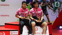 Pebulu tangkis ganda putra Indonesia Leo Rolly Carnando/Daniel Marthin berpose dengan trofi Indonesia Masters 2023 di Istora Senayan, Jakarta Pusat, Minggu (29/1/2023). Leo Rolly Carnando/Daniel Martin keluar sebagai juara Indonesia Masters 2023 seusai mengandaskan pasangan China, He Ji Ting/Zhou Hao Dong dua game langsung dengan skor 21-17, 21-16.  (Liputan6.com/Herman Zakharia)