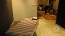 Suasana kediaman Olga Syahputra di Jalan Kresna Raya no. 4 Duren Sawit, Jakarta Timur, Jumat (27/3/2015). Warga mulai berdatangan untuk mengucapkan belasungkawa (Liputan6.com/Faisal R Syam)