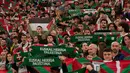 Ribuan penggemar juga berpartisipasi dalam demonstrasi besar di jalan-jalan Bilbao sebelum pertandingan, meneriakkan dukungan untuk Palestina. Tampak dalam foto, para pendukung mengibarkan bendera Palestina dan bendera wilayah Basque Utara selama pertandingan persahabatan antara tim pemain Palestina dan sekelompok pemain Spanyol dari wilayah Basque, yang diadakan sebagai protes terhadap aksi militer Israel di Gaza, di Bilbao, Spanyol, Sabtu 15 November 2025. (AP Photo/Miguel Oses)
