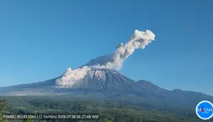 Semeru Erupsi 1.000 Meter, Wisatawan Diimbau Waspada