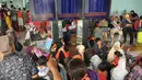 Sejumlah penumpang tampak memadati terminal 1 bandara Soekarno Hatta, Cengkareng, Rabu (24/12). Para penumpang ada yang sampai menunggu berjam - jam akibat penerbangannya mengalami keterlambatan. (Liputan6.com/Faisal R Syam)