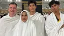 Maudy tampil dengan kerudung panjang dan abaya putih. Sedangkan suaminya, Frederik dan putranya, Eddy mengenakan ihram. [@maudykoesnaedi]