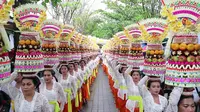 Ribuan gebogan hadir menyemarakkan gelaran Tanah Lot Kreatifood & Art Festival yang digelar 7-9 Juli 2017 di Tabanan, Bali. Foto: Andi Jatmiko/ Liputan6.com.