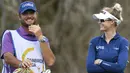 Korda pun juga suka bercanda untuk melepaskan ketegangan dengan seorang pramugolf pria (caddie) yang menemaninya atau dengan pegolf lainnya. (Foto: AP/Stan Badz)
