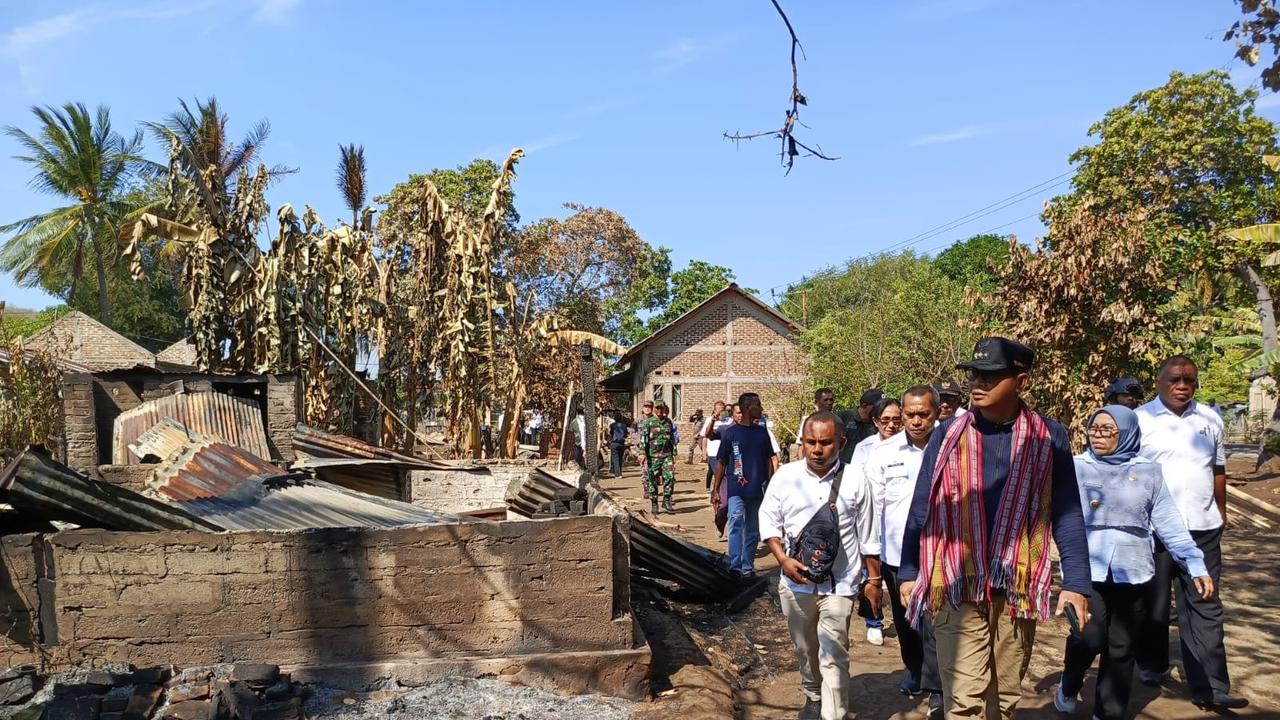 Penjabat Gubernur NTT, Andriko Noto Susanto saat berkunjung ke lokasi perang tanding di Adonara, Kabupaten Flores Timur, NTT (Liputan6.com/Ola Keda)