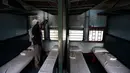 Pekerja memperbaiki gerbong kereta api yang disiapkan untuk menjadi pusat perawatan pasien Covid-19 saat Ibu Kota India berjuang menahan lonjakan kasus virus corona, di New Delhi, Rabu (1/7/2020). New Delhi menjadi kota dengan penularan paling parah di India, diikuti Mumbai. (AP Photo/Manish Swarup)