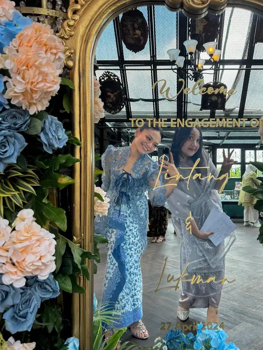 Amel Carla memadukan atasannya dengan outer lace berbordir floral yang cantik, dipadunya mengenakan rok batik biru yang senada. [Foto: Instagram/amelcarla]