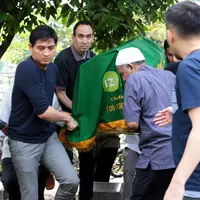 Suasana pemakaman ibunda Lucky Hakim. (Deki Prayoga/Bintang.com)
