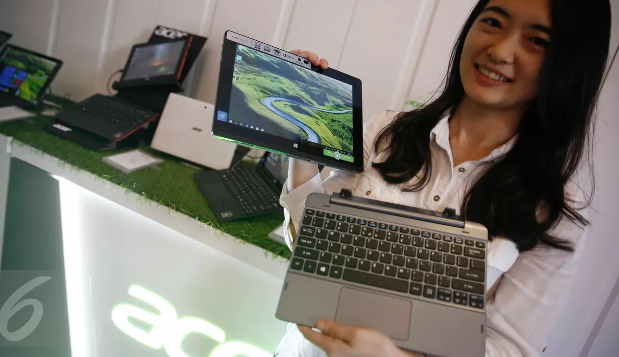Model menunjukan produk terbaru notebook Acer di Jakarta, Rabu (22/6). Produk ini juga telah menggunakan prosesor intel generasi ke-6. (Liputan6.com/Angga Yuniar)