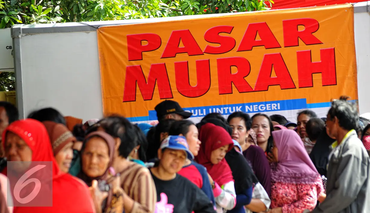 PDIP menggelar bazar sembako Ramadan murah di Kantor DPP PDIP Lenteng Agung, Jakarta, Senin (13/7/2015). Paket sembako murah tersebut menjual beras dan daging sapi dengan harga lebih murah. (Liputan6.com/Yoppy Renato)