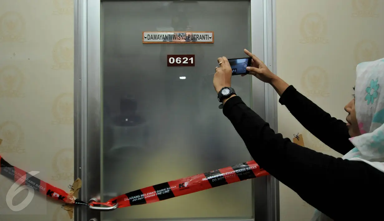 Jurnalis mengambil gambar ruangan anggota DPR dari F-Partai Golkar, Budi Supriyanto yang disegel penyidik KPK, Jakarta, Kamis (13/1). Penyidik juga menyegel ruangan anggota DPR dari F-PDIP Damayanti Wisnu Putranti terkait OTT. (Liputan6.com/Johan Tallo)