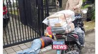 Tangkapan layar kurir dikabarkan meninggal saat mengantar paket, diduga karena kelelahan. (Twitter @arifnovianto_id)