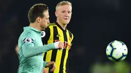 Bek Arsenal, Nacho Monreal berebut bola dengan gelandang Watford, Will Hughes dalam laga lanjutan Premier League 2018-19 pekan ke-34 di Vicarage Road, Senin (15/4). Arsenal sukses mengalahkan tuan rumah Watford dengan skor tipis 1-0. (Ben STANSALL / AFP)