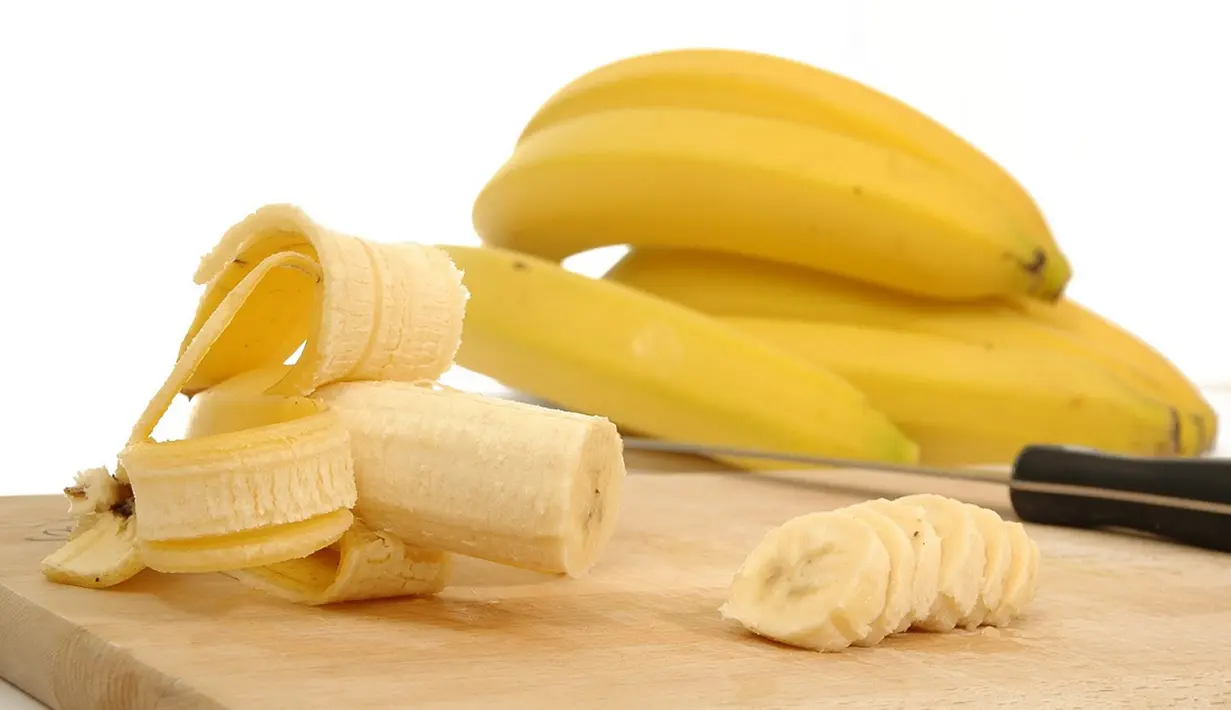 Ambilah buah pisang lalu gosokkan perlahan di gigi sekitar 2 menit. Setelah itu bersihkan gigi dari sisa-sisa pisang. Kandungan mineral yang terdapat dalam pisang dapat membantu menyehatkan gigi dan mengembalikan warna asli gigi Anda. (Ilustrasi Istimewa)
