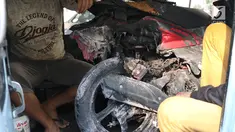 Sepeda motor Yamaha Mio Soul GT berwarna merah tengah di evakuasi dengan mobil usai meledak di parkiran Kemlu, Jakarta, Rabu (7/8/2019). Ledakan motor diduga terjadi akibat korsleting listrik. (Liputan6.com/Angga Yuniar)
