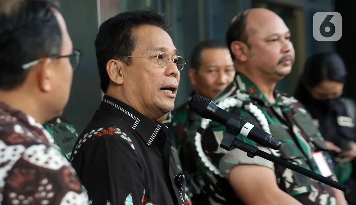 Wakil Ketua Komisi Pemberantasan Korupsi (KPK), Johanis Tanak meminta maaf kepada TNI atas penetapan Kabasarnas Marsekal Madya TNI Henri Alfiandi terkait kasus dugaan suap di Basarnas. (Liputan6.com/Helmi Fithriansyah)