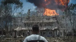 Sebuah jaringan pipa gas yang dioperasikan perusahaan energi negara Malaysia, Petronas, terbakar pada Selasa (1/4/2025). (Arif Kartono/AFP)