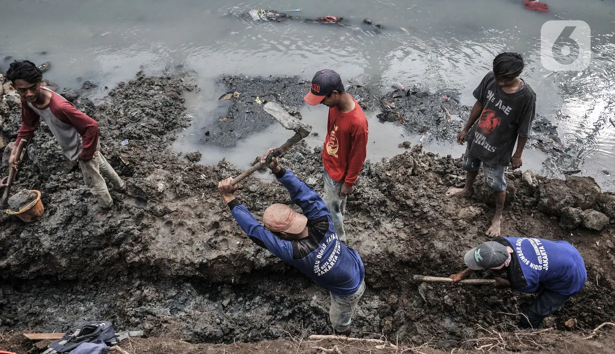 Pekerja Suku Dinas Sumber Daya Air Jakarta Timur menyelesaikan perbaikan turap di Kali Utan Kayu, Jakarta, Rabu (15/7/2020). Perbaikan turap yang ditargetkan rampung pada akhir Agustus 2020 tersebut bertujuan memperlancar aliran kali dan mencegah terjadinya banjir. (merdeka.com/Iqbal S. Nugroho)