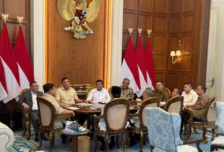 Seskab Teddy Indra Wijaya mengungkapkan isi pertemuan Presiden Prabowo Subianto dan Wakil Ketua DPR Sufmi Dasco Ahmad serta sejumlah menteri. (Foto: Biro Pers Istana)