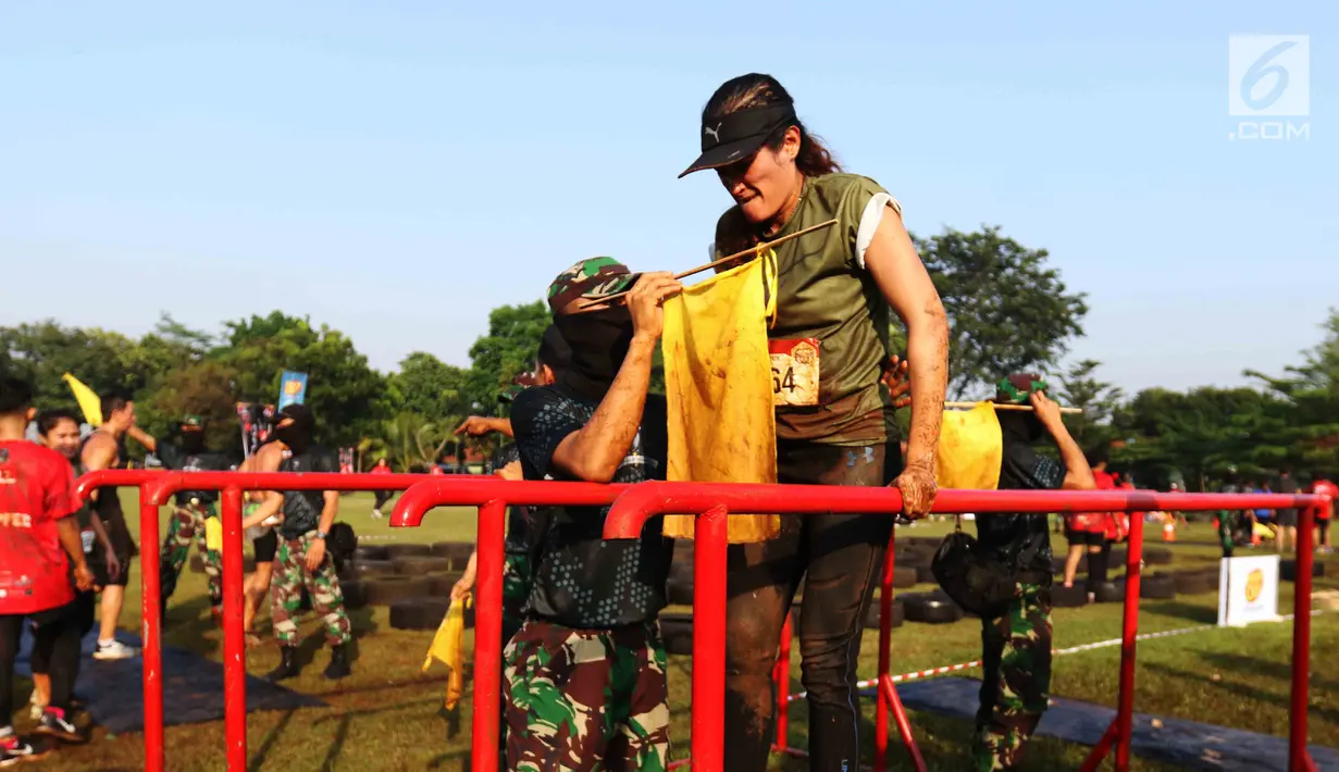 Panitia memberi arahan pada peserta dalam ajang Komando Warriors II di Kompleks Kopassus Cijantung, Jakarta, Minggu (6/5). (Liputan6.com/Angga Yuniar)