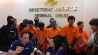Para anggota sindikat pemalsu dokumen yang ditangkap Subdit Jatanras Ditreskrimum Polda Metro Jaya. (Liputan6.com/Nafiyzul Qodar)