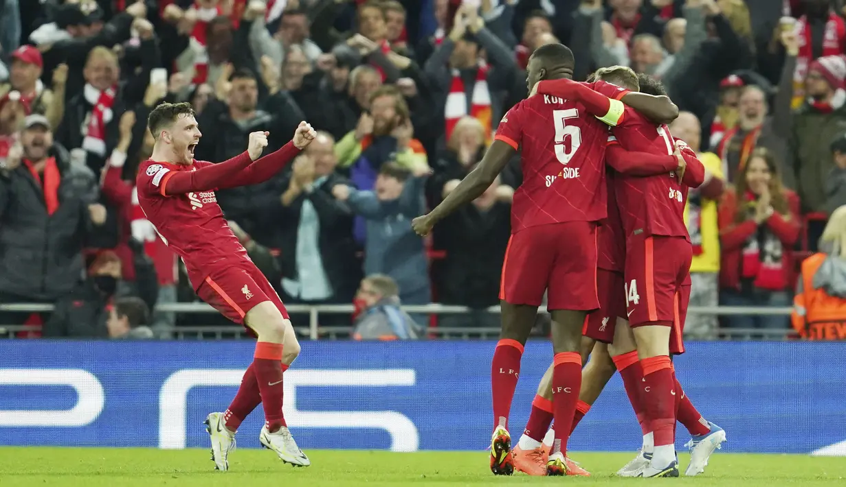 <p>Setelah bermain imbang tanpa gol di babak pertama, Liverpool memastikan kemenangan berkat dua gol dalam rentang waktu dua menit di babak kedua, masing-masing dari bunuh diri Pervis Estupinan dan sontekan Sadio Mane. (AP/Jon Super)</p>