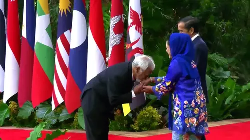 PM Timor Leste Xanana Gusmao mencium tangan ibu negara Iriana Joko Widodo saat menghadiri KTT ASEAN di JCC) Senayan, Jakarta, Selasa (5/9/2023).