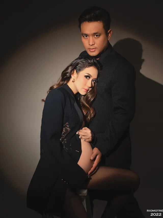 Segera Melahirkan, Ini 7 Maternity Shoot Gilang Dirga dan Adiezty Ferza