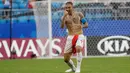 Pemain Serbia, Aleksandar Kolarov merayakan kemenangan usai pertandingan antara Serbia dan Kosta Rika pada Piala Dunia 2018 di Samara Arena, Samara, Rusia, Minggu (17/6). Gol tunggal Kolarov membawa  Serbia unggul atas Kosta Rika. (AP Photo/Mark Baker)