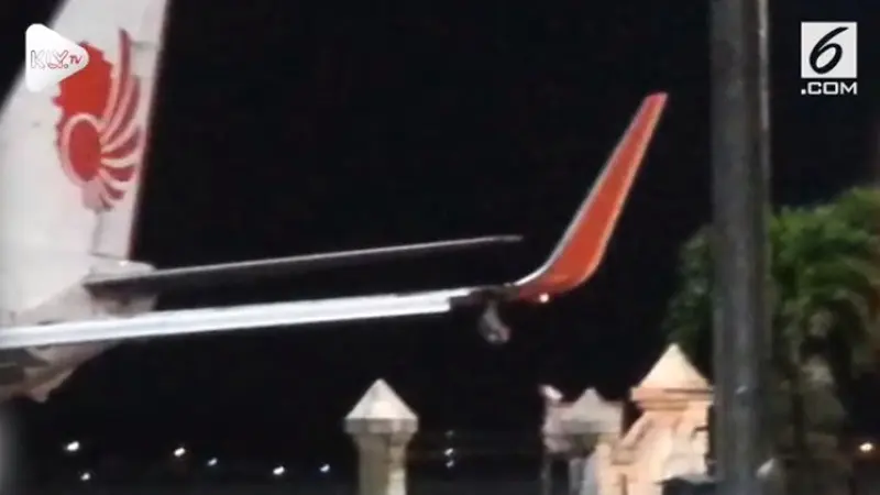 Sayap lion air tabrak tiang (foto: capture KLY.TV)