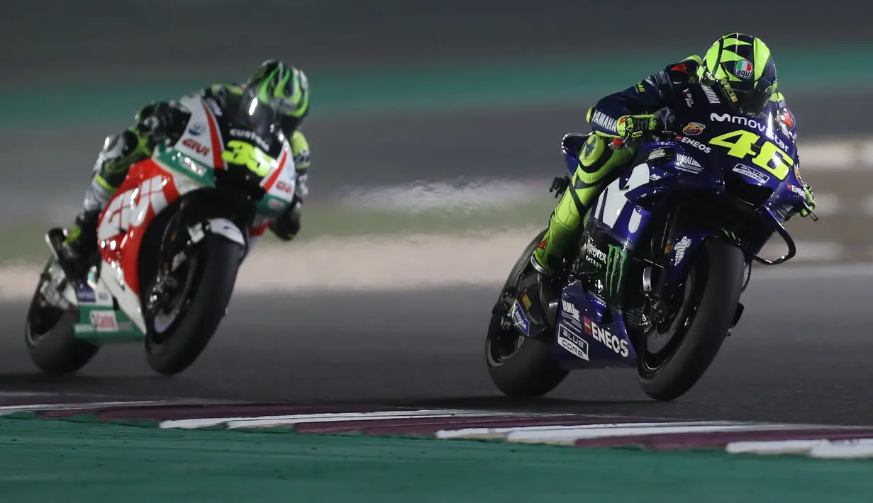 Pebalap Movistar Yamaha, Valentino Rossi memacu motornya pada MotoGP Qatar di Sirkuit Losail, Doha, Minggu (18/3/2018). Dirinya finish ketiga terpaut 0,797 detik dari Andrea Dovizioso dengan catatan waktu 42 menit 34,654 detik. (AFP/Karim Jaafar)