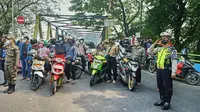 Warga Tangerang Hentikan Kendaran dan Beri Hormat Saat Detik-Detik Proklamasi