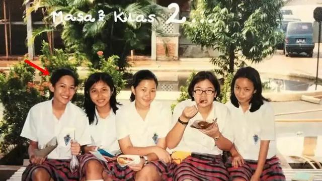 6 Potret Lawas Masa Sekolah Dian Sastrowardoyo, Parasnya Curi Perhatian