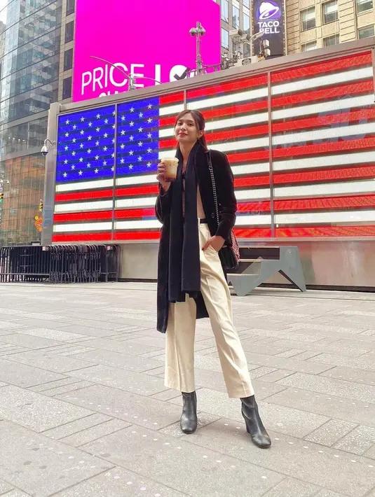 Look monokromatik lainnya dengan mantel hitam panjang, syal, dan boots saat jalan-jalan di New York. [Foto: @miktambayong]