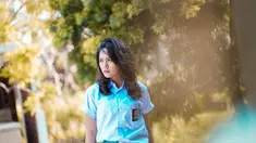 Happy Asmara, pelantun lagu Satru berduet dengan Denny Caknan kini namanya mulai dikenal luas oleh publik. Semakin populer semakin membuat gaya penampilan Happy Asmara kian kece. Seperti saat ia tampil kenakan seragam SMA saat pemotretan. (Liputan6.com/IG/@happy_asmara77)