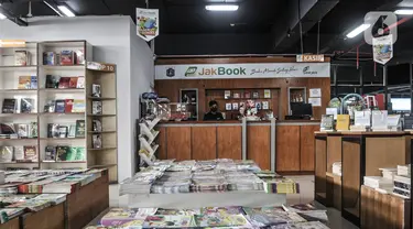 Pekerja berada di meja kasir di toko buku JakBook, Pasar Kenari, Jakarta, Kamis (4/2/2021). Pandemi Covid-19 yang masih mewabah di Ibu Kota menyebabkan toko buku besutan Pemprov DKI Jakarta bersama PD Pasar Jaya sepi pengunjung dan penjualan merosot hingga 70 persen. (merdeka.com/Iqbal S. Nugroho)