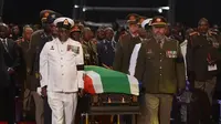 Minggu (15/12/13), peti jenazah Nelson Mandela tampak dibawa keluar tempat pesemayaman menuju ke pemakaman untuk dimakamkan melalui upacara militer (AFP Photo/Pool/Odd Andersen).