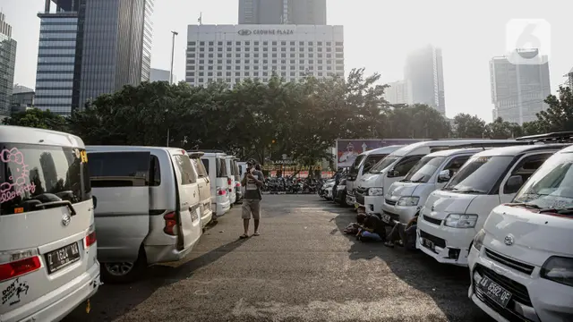 FOTO: Nekat Angkut Pemudik, 115 Kendaraan Travel Gelap Diamankan Polda Metro Jaya
