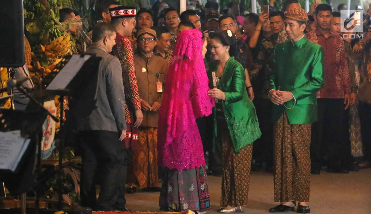 Presiden Jokowi dan Ibu Negara Ariana Widodo menyambut kedatangan keluarga mempelai pria Bobby Nasution pada acara serah terima Paningset dan Midodareni di kediaman Kahiyang Ayu, di Surakarta, Selasa (7/11). (Liputan6.com/Angga Yuniar)