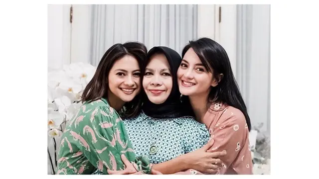 7 Potret Kebersamaan Ririn Ekawati dan Rini Yulianti, Sering Dikira Kembar