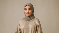 8 Model Kaftan Muslim Modern Buat Lamaran Biar Tampil Percaya Diri di Depan Keluarga Besar Pasangan