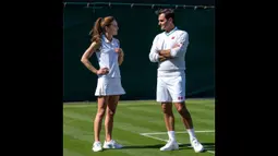 Princess of Wales, Kate Middleton (kiri), berbincang dengan petenis, Roger Federer, dalam sebuah pertandingan ekshibisi jelang Turnamen Tenis Grand Slam Wimbledon 2023 di The All England Tennis Club in Wimbledon, Sabtu (24/6/2023). (AFP/AELTC/Thomas Lovelock)