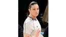 Lauren Holtkamp  dengan gaya rambut kuncir terlihat cantik d saat menjalankan tugassnya sebagai Wasit NBA. (Scott Halleran/Getty Images/AFP)