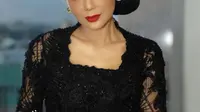 6 Pesona Batik dan Kebaya Yuni Shara yang Menawan saat Beraksi di Panggung