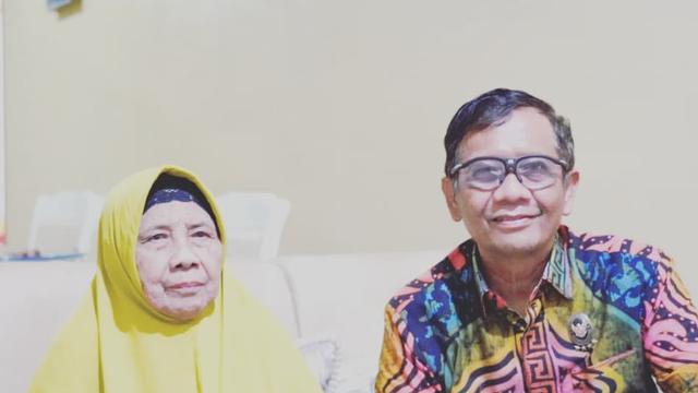6 Potret Kebersamaan Mahfud MD dan Sang Ibunda, Selalu Memuliakan Ibu