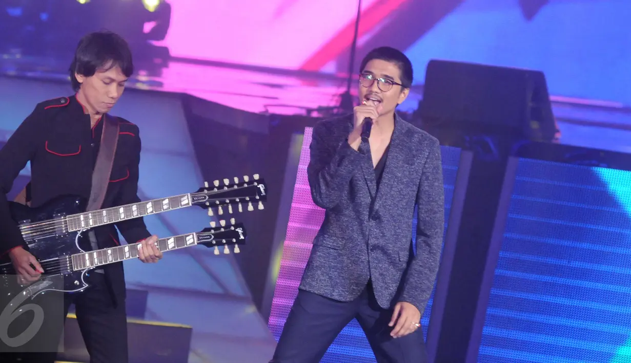 Duta (kanan) dan Eros, personel dari grup band Sheila On 7 saat beraksi di Panggung Konser Raya 22 Indosiar, Jakarta, Rabu (11/1). Indosiar menggelar pertunjukan akbar Konser Raya dengan tema Semesta Cinta Indonesia. (Liputan6.com/Helmi Afandi)